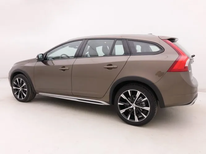 Volvo V60CC 2.0 D3 150 Cross Country Momentum + Leder/Cuir + Image 3